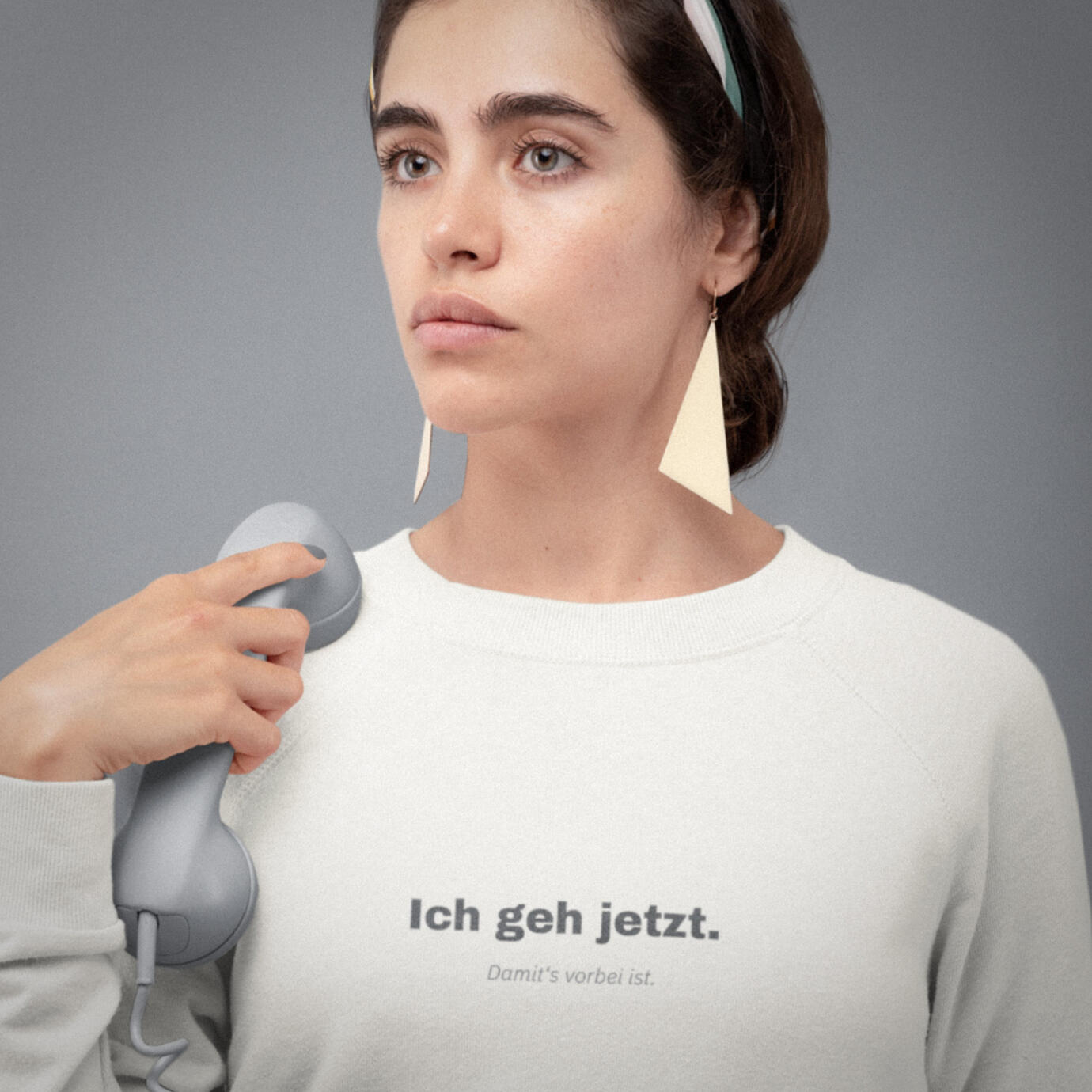 Frau trägt beigen Statement-Pullover mit Aufdruck „Ich geh jetzt. Damit’s vorbei ist.“ – klares Design für ehrliche Momente.