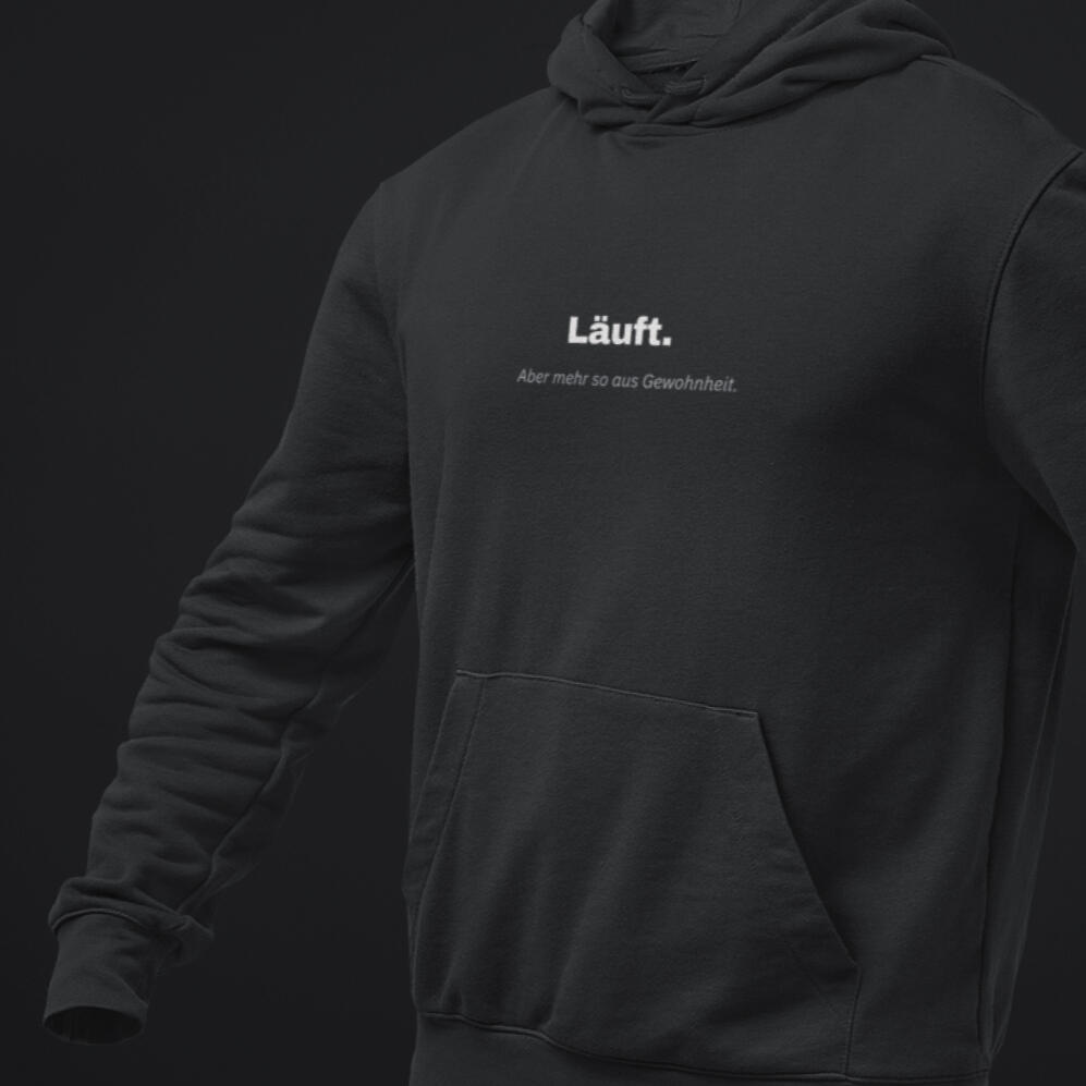 Schwarzer Hoodie mit dem Spruch „Läuft. Aber mehr so aus Gewohnheit.“ in weißer Schrift.