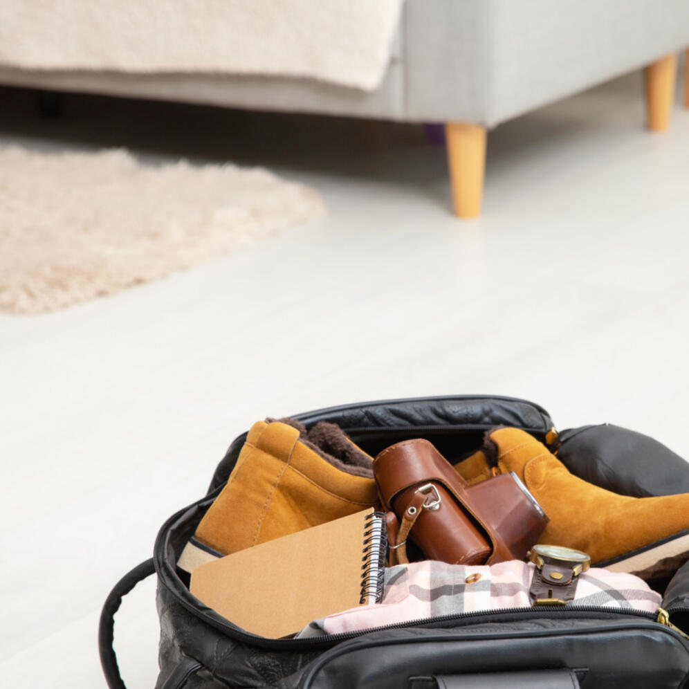 Foto einer gepackten Tasche im Innenraum, ruhige Szene.