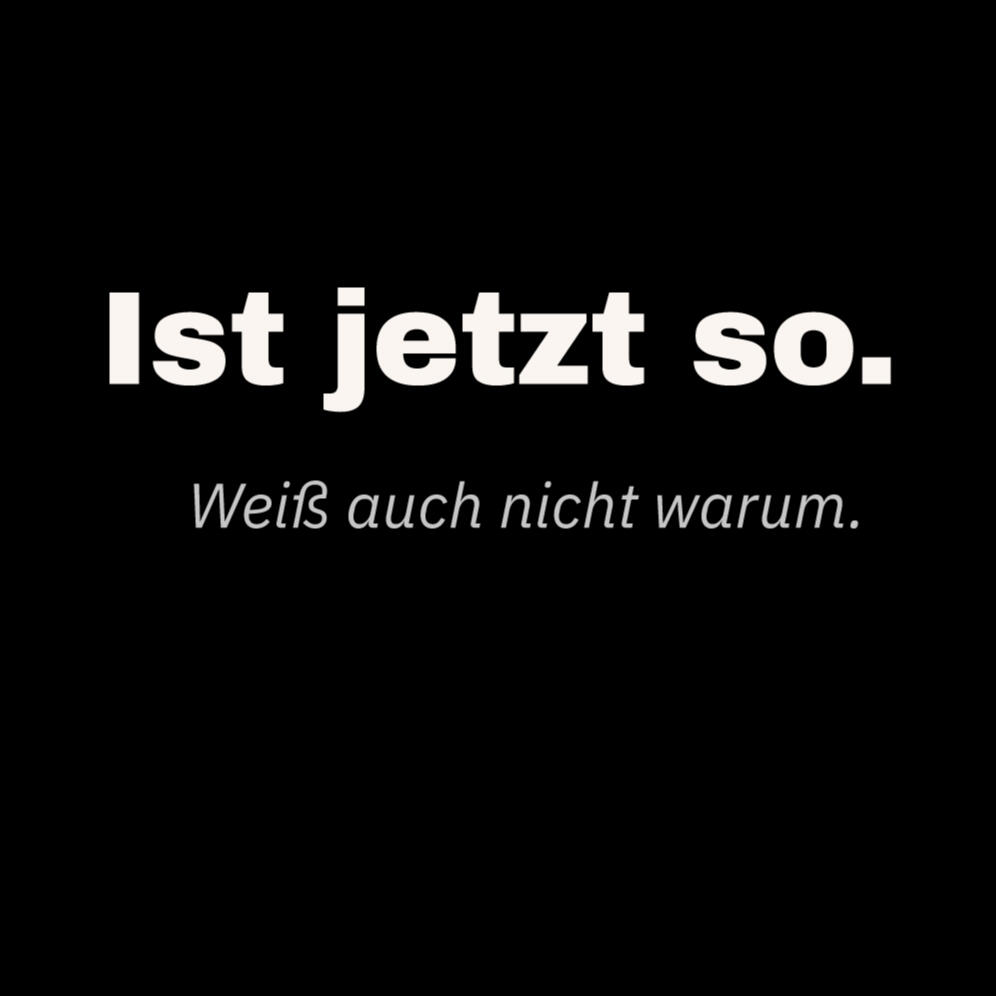 Typografischer Textpin mit dem Arbeitsspruch „Ist jetzt so. Weiß auch nicht warum.“ in schlichter Gestaltung auf ruhigem Hintergrund.