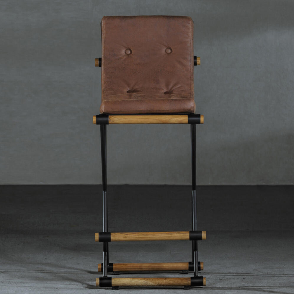 Leerer Büroraum mit Stuhl und Textoverlay „Ich war pünktlich. Aber allein.“